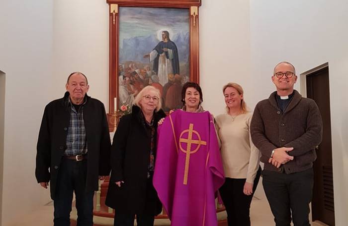Hér heldur formaður sóknarnefndar á fjólubláa höklinum, Ragnheiður Ásta Magnúsdóttir. Frá vinstri: Hjónin Gert Madsen og Elín, sr. Erla og sr. Fritz